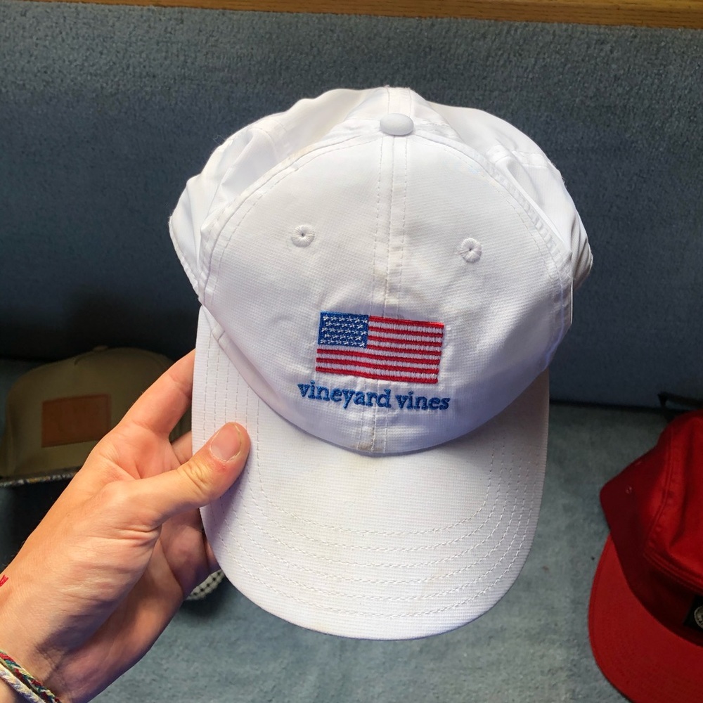 Vineyard Vines nylon golf hat! Very good hat